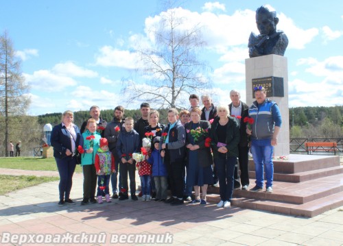 В день 75-й годовщины Победы четыре поколения родственников Николая Петухова собрались в Верховажье, чтобы возложить цветы к памятнику