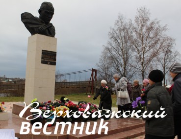 Возложение цветов к памятнику Н.Е. Петухову